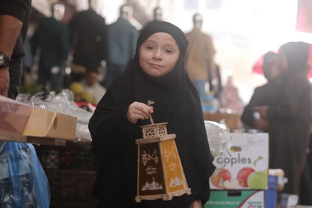 الأطفال في غزة يفرحون بحمل وإضاءة الفوانيس احتفالا بشهر رمضان.